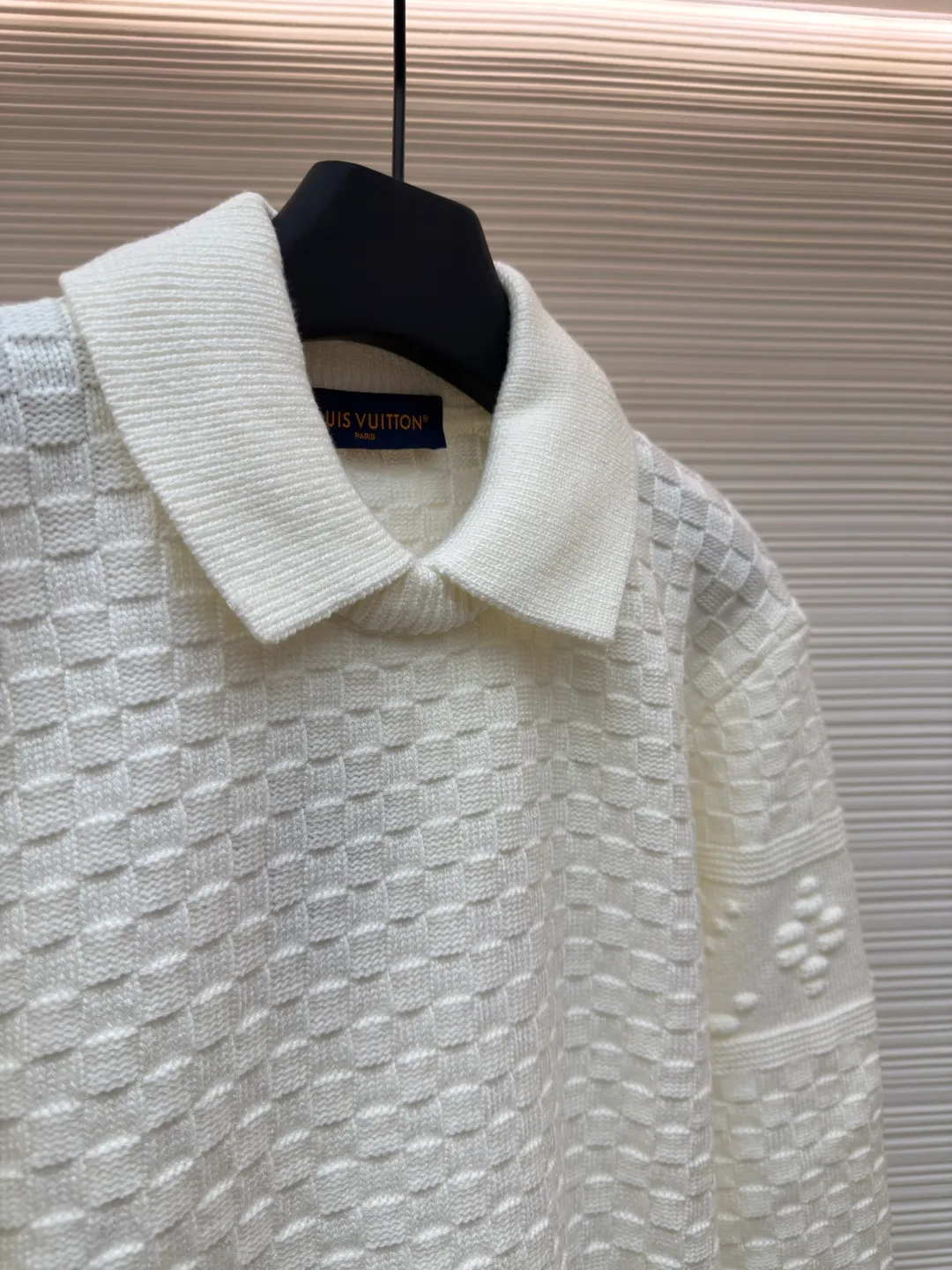 LOUIS VUITTON checkerboard embossed sweater ●Original version: purchased and developed for 12100 ●Item number: 1680746-B50 ●Fabric: crown yarn fabric ●Technology: embossed production ●Version: fitted version ●Weight: about 735 grams ●Size: XS-S-M-L ●Description: We use custom-made high-quality crown core yarn. Currently, there is no stock of yarn with this feel on the market. The core-filled yarns on the market are all cotton-containing, which is rather hard and cannot achieve the effect of the original version. The color presented is very different from the original version. Our customized core-filled yarn has a lot of manufacturing processes. It requires spinning out the raw material core, and then hooking the yarn on the machine for secondary processing and threading the raw material core! The machine cannot rotate too fast, as it will easily cause the thread to spin out, and once it does, it will be useless! After the dyeing is done, you can only use high-temperature dyeing tanks. If the temperature is not enough, the yarn will be dyed unevenly! High-temperature vats are rare in general dyeing factories! Generally, it takes 12 hours for dyeing to enter the vat, and several hours for drying at low temperature when it comes out. If the temperature is too high, it will be scrapped; after dyeing, it can only be done with a slow machine, and fast machines are prone to problems with thick and thin hair horizontal bars. In order to restore the effect of the original version to the maximum, the LOGO is exactly the same as the original version. The fabric pieces are woven at a parallel and even speed using a machine imported from Germany worth 47W. Each piece takes 270 minutes. All knots during the weaving process will be manually processed without traces. The knot-free rate is as high as 95%. It will not be woven like those ordinary computerized flat knitting machines. In order to rush the goods efficiently, the speed is turned to the limit. The stitches of the knitted pieces are different in size, pattern and pattern. The overall wiring is straight and delicate, the fabric is comfortable and soft, and the color is consistent without color difference. It can be matched with the same style to create a fashionable look and control various occasions. Customized accessories, complete with three standards, same style for men and women!